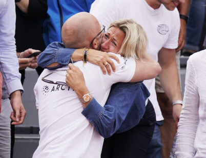 LYKKERUS: Det var en gråtkvalt Lele Ruud på tribunen etter sønnens seier på onsdag. Her får hun en god klem av Casper Ruuds mentale trener Erik Bertrand Larssen. Foto: NTB scanpix LYKKERUS: Det var en gråtkvalt Lele Ruud på tribunen etter sønnens seier på onsdag. Her får hun en god klem av Casper Ruuds mentale trener Erik Bertrand Larssen. Foto: NTB scanpix